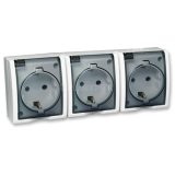 Розетка 3-м ОП Simon15 с заземл. с крыш. IP54 бел. 1594437-030